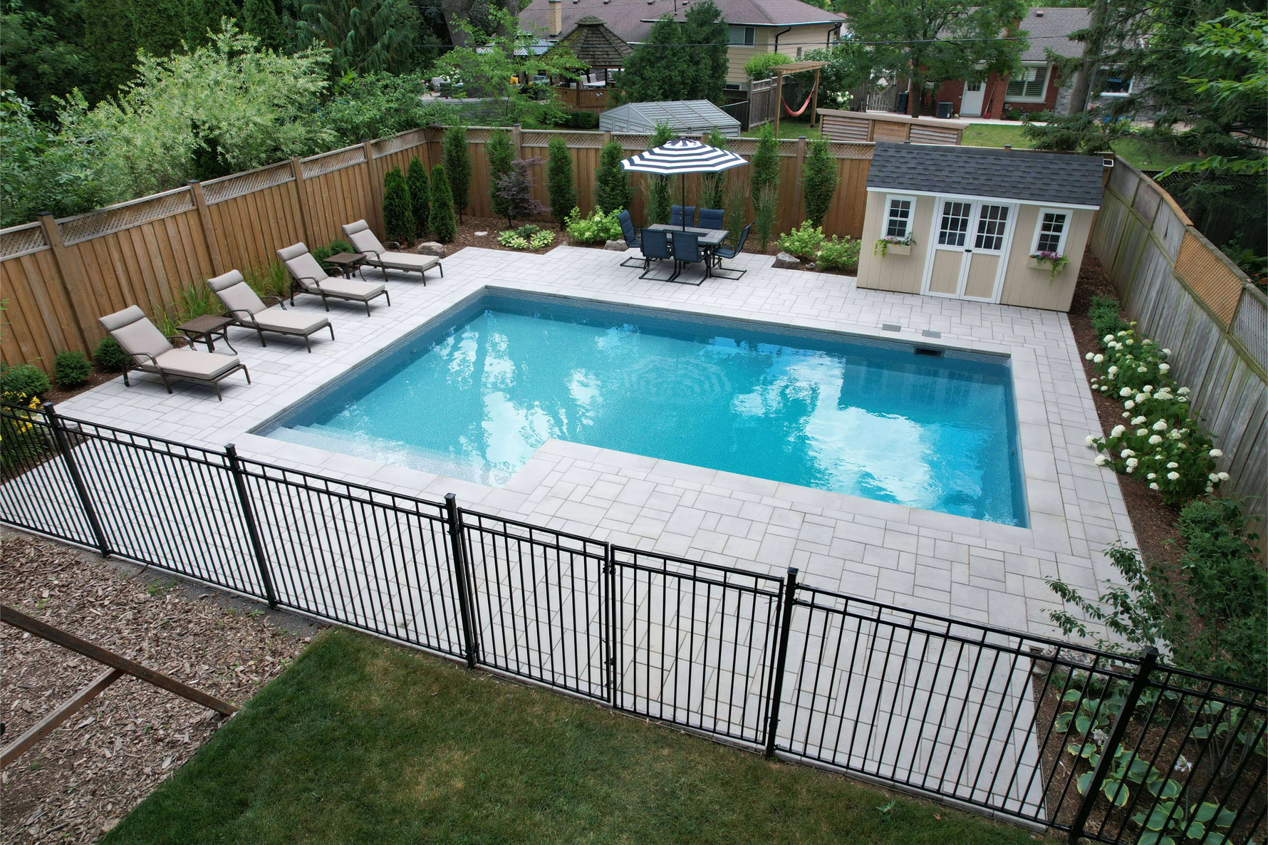 Modern-Pool-Deck-and-Landscape
